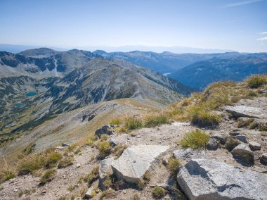 Bulgaristan 'ın Musala zirvesi etrafındaki Rila Dağı' nın yaz manzarası