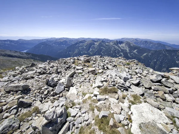 Bulgaristan 'ın Musala zirvesi etrafındaki Rila Dağı' nın yaz manzarası