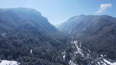 Bulgaristan 'ın Sofya Bölgesi Beli Iskar köyü yakınlarındaki Rila Dağı' nın kış manzarası