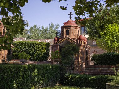 Orta Makedonya ve Yunanistan 'ın Katerini kenti yakınlarındaki Suriyeli Hosios Efrem Manastırı Panoraması