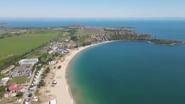 Bulgaristan 'ın Burgaz Bölgesi' nin Sozopol kasabası yakınlarındaki Gradina (Bahçe) plajının havadan manzarası 