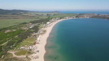 Bulgaristan 'ın Burgaz Bölgesi' nin Sozopol kasabası yakınlarındaki Gradina (Bahçe) plajının havadan manzarası 