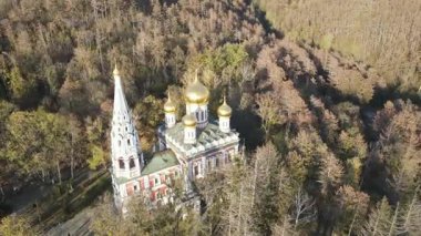 Bulgaristan 'ın Stara Zagora bölgesindeki Shipka kasabasındaki Rus kilisesi olarak bilinen Shipka Manastırı' nın hava manzarası