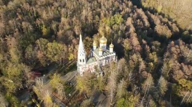 Bulgaristan 'ın Stara Zagora bölgesindeki Shipka kasabasındaki Rus kilisesi olarak bilinen Shipka Manastırı' nın hava manzarası
