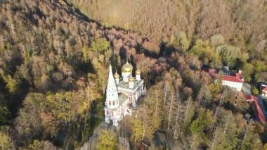 Bulgaristan 'ın Stara Zagora bölgesindeki Shipka kasabasındaki Rus kilisesi olarak bilinen Shipka Manastırı' nın hava manzarası