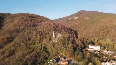 Bulgaristan 'ın Stara Zagora bölgesindeki Shipka kasabasındaki Rus kilisesi olarak bilinen Shipka Manastırı' nın hava manzarası