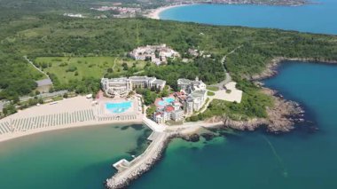 Bulgaristan 'ın Burgaz Bölgesi' nin Dyuni tatil beldesi yakınlarındaki The Driver Beach 'in hava manzarası 