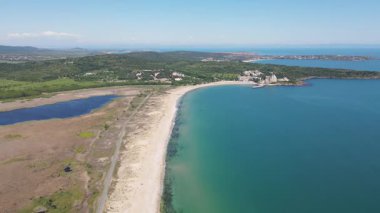 Bulgaristan 'ın Burgaz Bölgesi' nin Dyuni tatil beldesi yakınlarındaki The Driver Beach 'in hava manzarası 