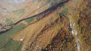 Bulgaristan 'ın Filibe Bölgesi' ndeki Rodop Dağı Yugovo Köyü 'nün Sonbahar havası manzarası