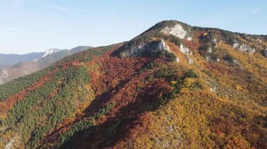 Bulgaristan 'ın Filibe Bölgesi' ndeki Rodop Dağı Yugovo Köyü 'nün Sonbahar havası manzarası