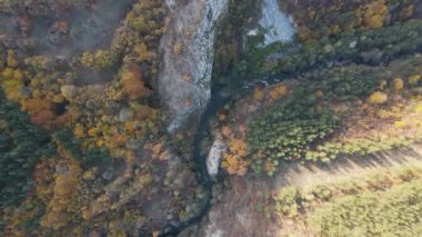 Bulgaristan 'ın Filibe Bölgesi' ndeki Rodop Dağı Yugovo Köyü 'nün Sonbahar havası manzarası