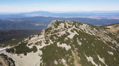 Bulgaristan 'ın Mechit ve Popova Kapa zirveleri yakınlarındaki Rila Dağı' nın şaşırtıcı sonbahar manzarası