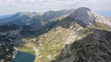 Bulgaristan 'ın Vihren Tepesi yakınlarındaki Pirin Dağı' nın şaşırtıcı hava manzarası