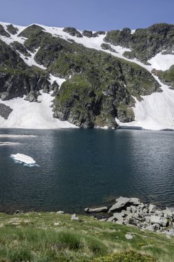 Bulgaristan 'ın Yedi Rila Gölünün etrafındaki Rila Dağı' nın muhteşem manzarası