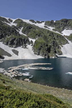 Bulgaristan 'ın Yedi Rila Gölünün etrafındaki Rila Dağı' nın muhteşem manzarası