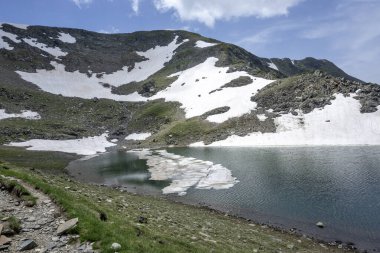 Bulgaristan 'ın Yedi Rila Gölünün etrafındaki Rila Dağı' nın muhteşem manzarası