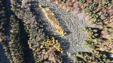 Bulgaristan 'ın başkenti Sofya' nın Vitosha Dağı 'ndaki Zlatnite Mostove (Altın Köprüler) adlı taştan nehrin hava sonbahar manzarası