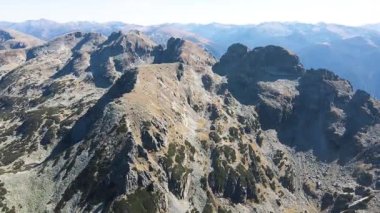 Bulgaristan 'ın Orlovets zirvesi yakınlarındaki Rila Dağı' nın şaşırtıcı sonbahar manzarası