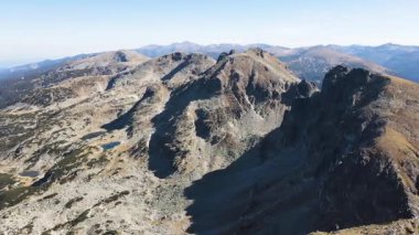 Bulgaristan 'ın Orlovets zirvesi yakınlarındaki Rila Dağı' nın şaşırtıcı sonbahar manzarası