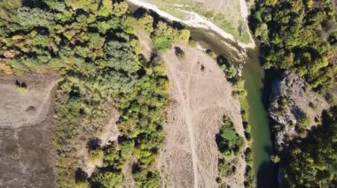 Bulgaristan 'ın Lovech Bölgesi' ndeki Aglen köyü yakınlarından geçen Vit Nehri 'nin şaşırtıcı hava manzarası