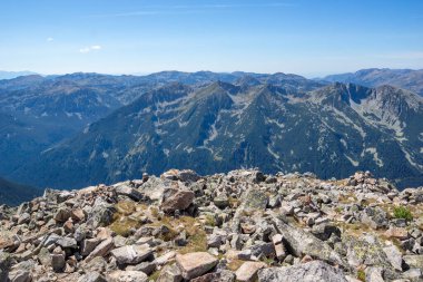 Bulgaristan 'ın Musala tepesi çevresindeki Rila Dağı' nın İnanılmaz Yaz Manzarası