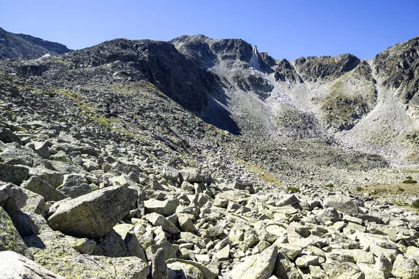 Bulgaristan 'ın Musala tepesi çevresindeki Rila Dağı' nın İnanılmaz Yaz Manzarası