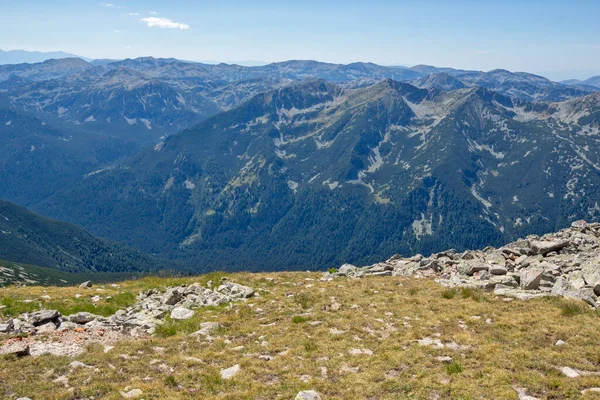 Bulgaristan 'ın Musala tepesi çevresindeki Rila Dağı' nın İnanılmaz Yaz Manzarası