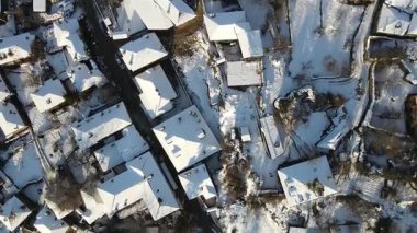 Bulgaristan 'ın Blagoevgrad Bölgesi, Otantik 19. yüzyıl evleriyle Kovaçevitsa Köyü' nün Hava Kış Günbatımı manzarası