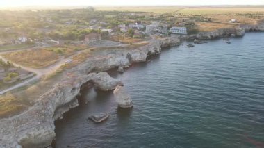 Bulgaristan 'ın Dobrich Bölgesi' ndeki Tyulenovo köyü yakınlarındaki Karadeniz kıyısının hava manzarası