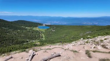 Bulgaristan 'ın Bezbog Gölü yakınlarındaki Pirin Dağı' nın İnanılmaz Yaz Manzarası