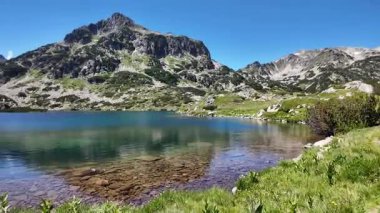 Bulgaristan 'ın Popovo Gölü yakınlarındaki Pirin Dağı' nın İnanılmaz Yaz Manzarası