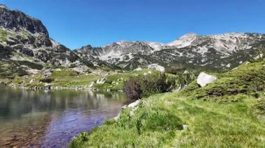 Bulgaristan 'ın Popovo Gölü yakınlarındaki Pirin Dağı' nın İnanılmaz Yaz Manzarası