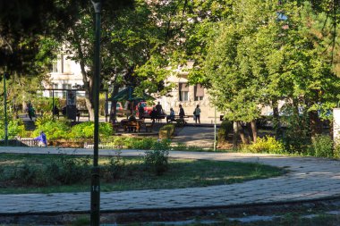 NISKA BANJA, SERBIA - 21 Eylül 2025: Sırbistan 'ın Nis kenti yakınlarındaki Niska Banja tatil beldesinin panoramik manzarası