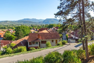 NISKA BANJA, SERBIA - 21 Eylül 2025: Sırbistan 'ın Nis kenti yakınlarındaki Niska Banja tatil beldesinin panoramik manzarası