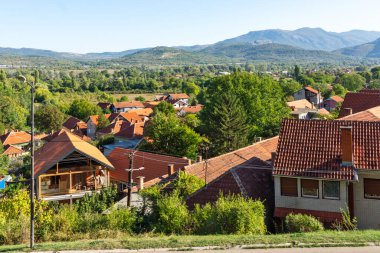 NISKA BANJA, SERBIA - 21 Eylül 2025: Sırbistan 'ın Nis kenti yakınlarındaki Niska Banja tatil beldesinin panoramik manzarası