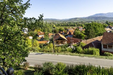 NISKA BANJA, SERBIA - 21 Eylül 2025: Sırbistan 'ın Nis kenti yakınlarındaki Niska Banja tatil beldesinin panoramik manzarası