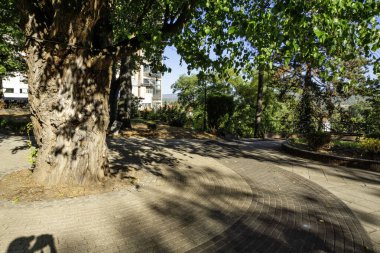 NISKA BANJA, SERBIA - 21 Eylül 2025: Sırbistan 'ın Nis kenti yakınlarındaki Niska Banja tatil beldesinin panoramik manzarası