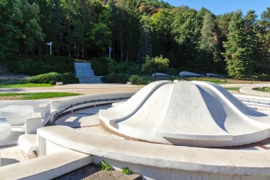 NISKA BANJA, SERBIA - 21 Eylül 2025: Sırbistan 'ın Nis kenti yakınlarındaki Niska Banja tatil beldesinin panoramik manzarası