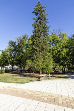 NISKA BANJA, SERBIA - 21 Eylül 2025: Sırbistan 'ın Nis kenti yakınlarındaki Niska Banja tatil beldesinin panoramik manzarası