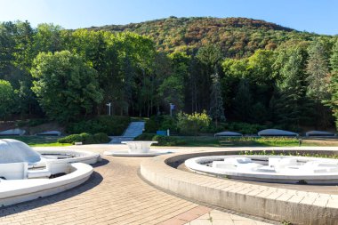 NISKA BANJA, SERBIA - 21 Eylül 2025: Sırbistan 'ın Nis kenti yakınlarındaki Niska Banja tatil beldesinin panoramik manzarası