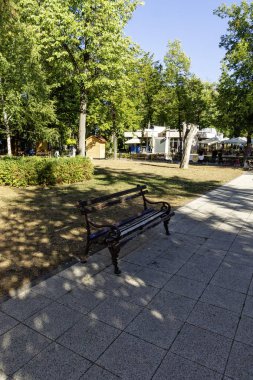 NISKA BANJA, SERBIA - 21 Eylül 2025: Sırbistan 'ın Nis kenti yakınlarındaki Niska Banja tatil beldesinin panoramik manzarası