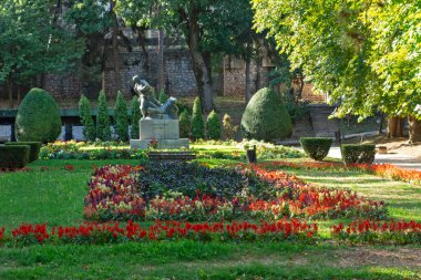 NISKA BANJA, SERBIA - 21 Eylül 2025: Sırbistan 'ın Nis kenti yakınlarındaki Niska Banja tatil beldesinin panoramik manzarası