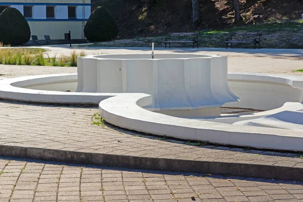 NISKA BANJA, SERBIA - 21 Eylül 2025: Sırbistan 'ın Nis kenti yakınlarındaki Niska Banja tatil beldesinin panoramik manzarası