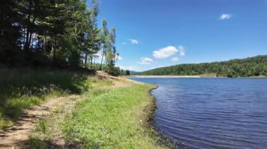 Sırbistan 'ın Vlasina Gölü' nün Muhteşem Yaz Panoraması