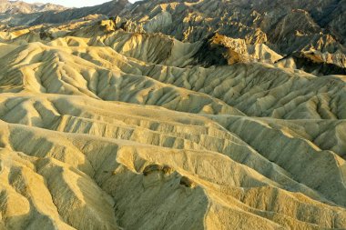 Doğal Zabriske noktası Ölüm Vadisi Milli Parkı'nda gün batımında.
