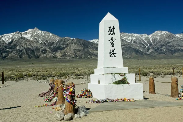Gedenksteen Het Manzanar Strafkamp Waar Japans Amerikaanse Burgers Gevangen Werden — Stockfoto