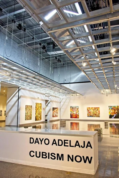 拉斯维加斯 内华达州 2017年12月18日 在克拉克县公共图书馆工作室的艺术展 艺术家 Dayo Adelaja 的特色是 现在的立体主义 — 图库照片