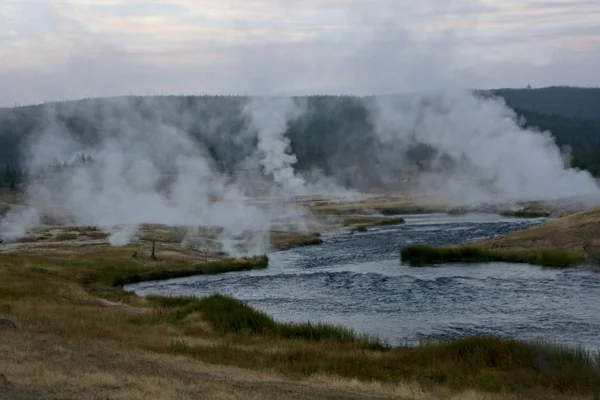 Dampf Aus Thermalgebieten Bei Sonnenaufgang Entlang Des Feuerlochflusses Yellowstone Park — Stockfoto