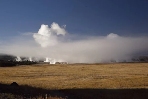 蒸気の雲は イエローストーン公園の日の出ミッドウェイ間欠泉盆地の上にあります — ストック写真