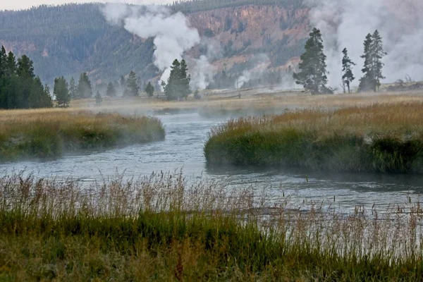 Yellowstone Parkı Firehole Nehri Boyunca Gündoğumu Termal Alanlarda Buhar — Stok fotoğraf